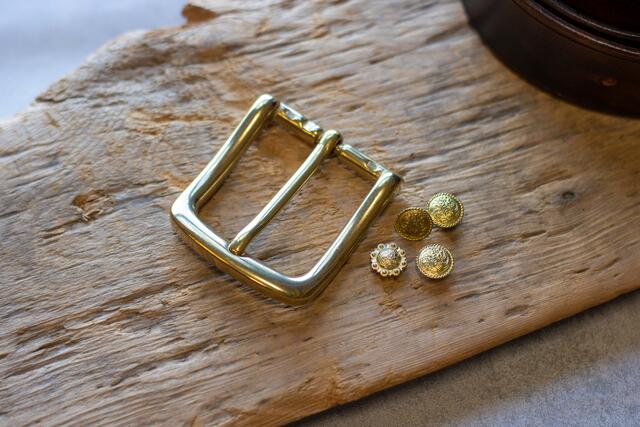 beltespenne og niter - gullfarget