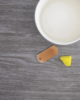 Fukt læret med svamp og litt vann