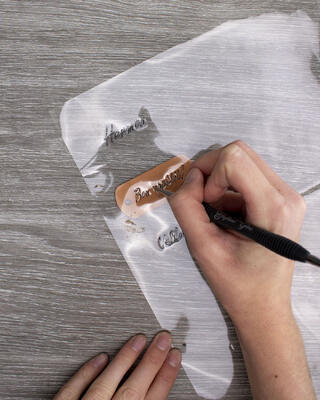 Skriv ønsket tekst med en overføringspenn