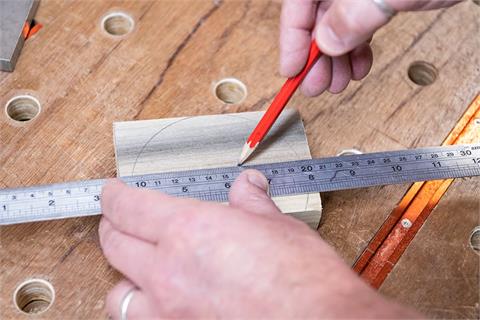 steg 6  Marker opp langs trefibrene