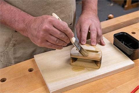 Ferdigstilling med finishing olje på vår mobiltelefonholder/høytaler