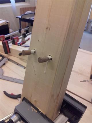 Treplugger i bordsben