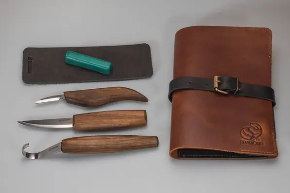 Spikkesett til skje S13X i Lærmappe 3 kniver og slipeutstyr. Beavercraft 
