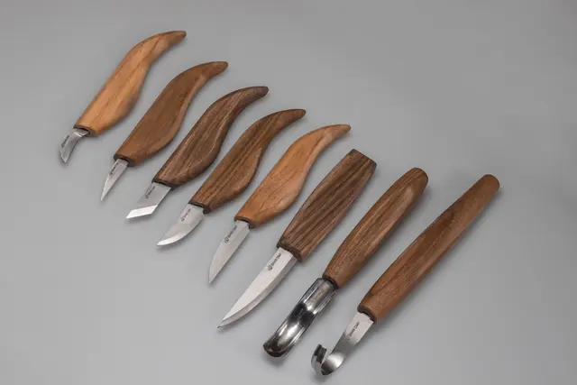 Spikkesett S18X i lærmappe 8 kniver, slipeutstyr og emner. 