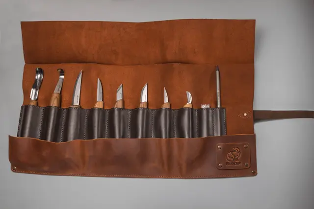 Spikkesett S18X i lærmappe 8 kniver, slipeutstyr og emner. 