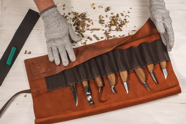 Spikkesett S18X i lærmappe 8 kniver, slipeutstyr og emner. 