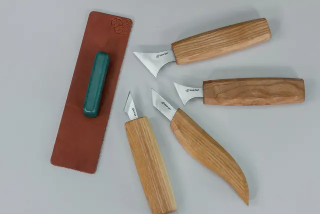 Karveskurdsett S05Book i gaveeske 3 kniver og slipeutstyr. Beavercraft 