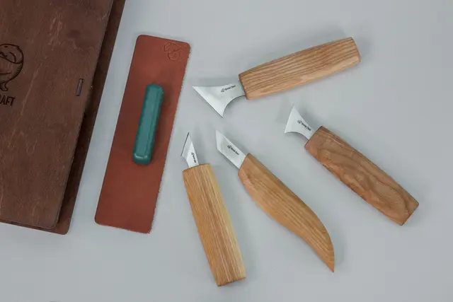Karveskurdsett S05Book i gaveeske 3 kniver og slipeutstyr. Beavercraft 