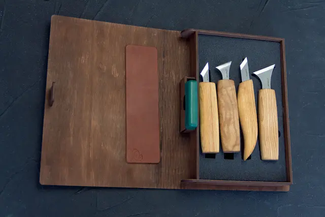 Karveskurdsett S05Book i gaveeske 3 kniver og slipeutstyr. Beavercraft 