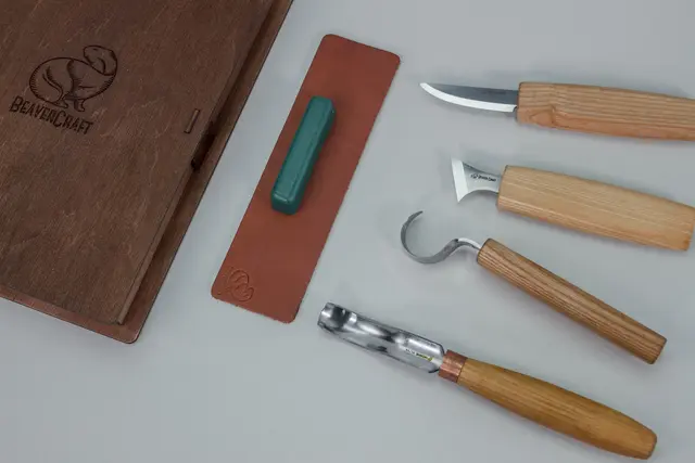 Spikkesett S19Book i gaveeske 4 kniver og slipeutstyr. Beavercraft 
