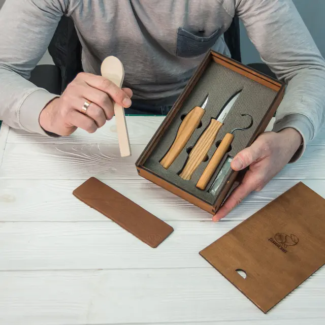 Spikkesett S13Box i gaveeske 3 kniver, emne og slipeutstyr. 