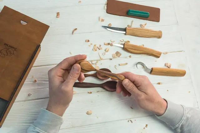 Spikkesett S13Box i gaveeske 3 kniver, emne og slipeutstyr. 