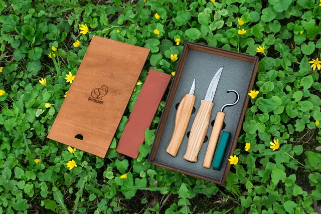 Spikkesett S13Box i gaveeske 3 kniver, emne og slipeutstyr. 