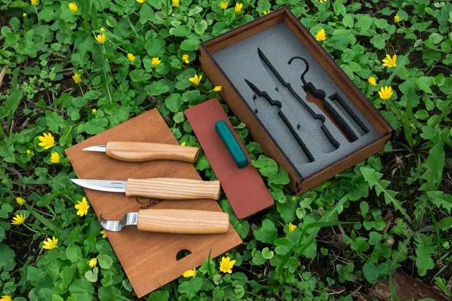 Spikkesett S13Box i gaveeske 3 kniver, emne og slipeutstyr. 