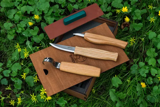 Spikkesett S13Box i gaveeske 3 kniver, emne og slipeutstyr. 