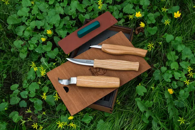 Spikkesett S13Box i gaveeske 3 kniver, emne og slipeutstyr. 