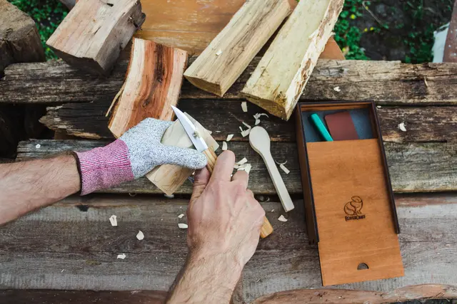 Spikkesett S13Box i gaveeske 3 kniver, emne og slipeutstyr. 