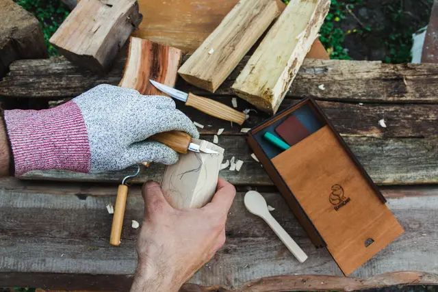 Spikkesett S13Box i gaveeske 3 kniver, emne og slipeutstyr. 