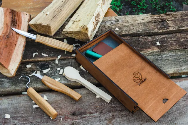Spikkesett S13Box i gaveeske 3 kniver, emne og slipeutstyr. 