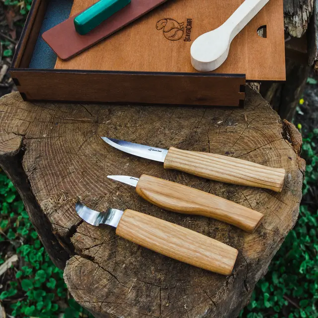 Spikkesett S13Box i gaveeske 3 kniver, emne og slipeutstyr. 