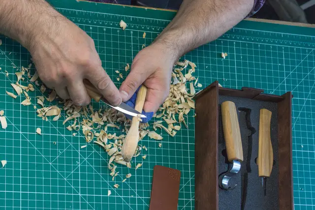 Spikkesett S13Box i gaveeske 3 kniver, emne og slipeutstyr. 