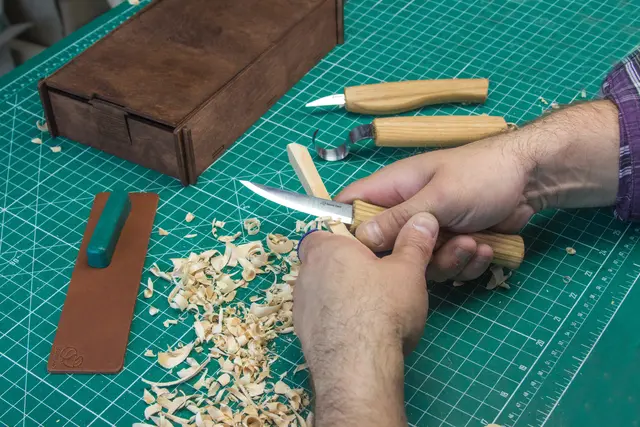 Spikkesett S13Box i gaveeske 3 kniver, emne og slipeutstyr. 