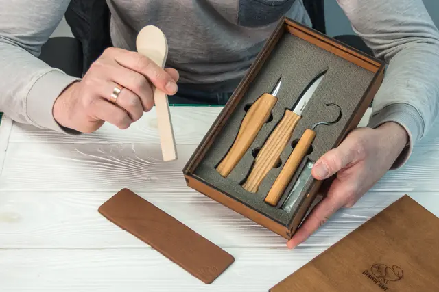Spikkesett S13Box i gaveeske 3 kniver, emne og slipeutstyr. 