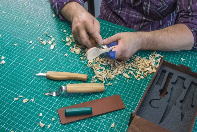 Spikkesett S13Box i gaveeske 3 kniver, emne og slipeutstyr. 