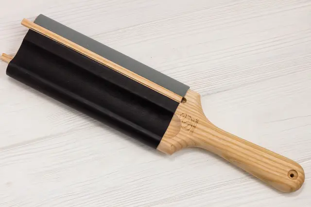 Lærblokk til Polering av skjekniv. Med grønn polervoks. Beavercraft 