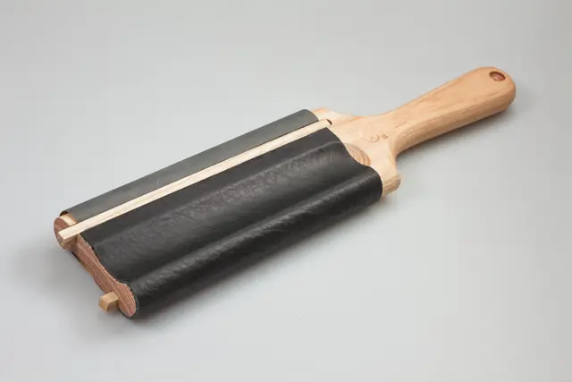 Lærblokk til Polering av skjekniv. Med grønn polervoks. Beavercraft 