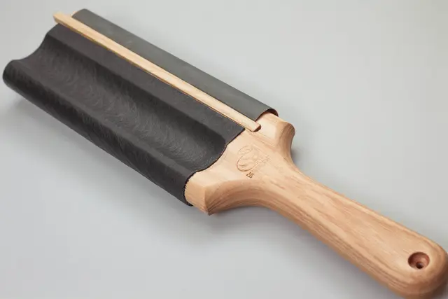 Lærblokk til Polering av skjekniv. Med grønn polervoks. Beavercraft 