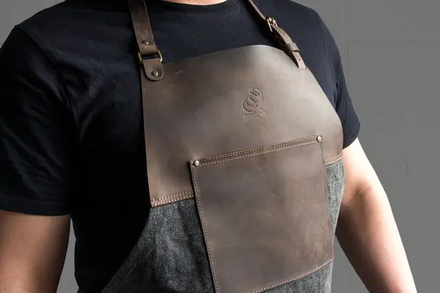 Forkle i brunt lerret Med detaljer i lær. Beavercraft 