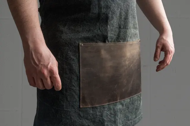 Forkle i brunt lerret Med detaljer i lær. Beavercraft 