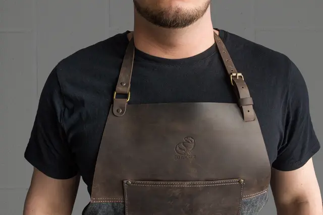 Forkle i brunt lerret Med detaljer i lær. Beavercraft 