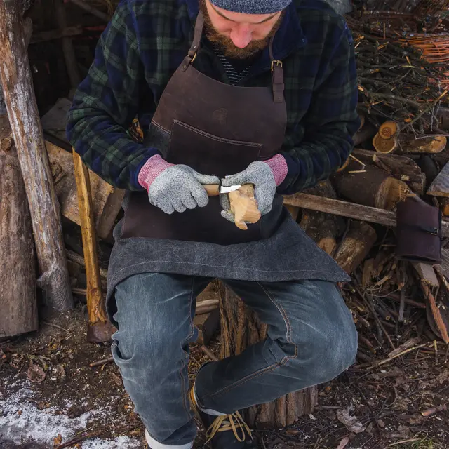 Forkle i brunt lerret Med detaljer i lær. Beavercraft 