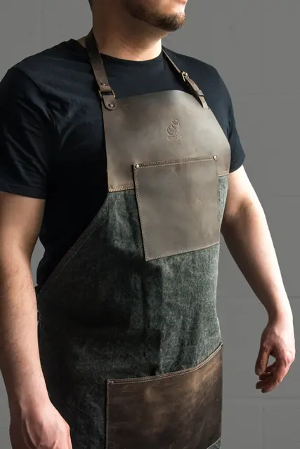Forkle i brunt lerret Med detaljer i lær. Beavercraft 
