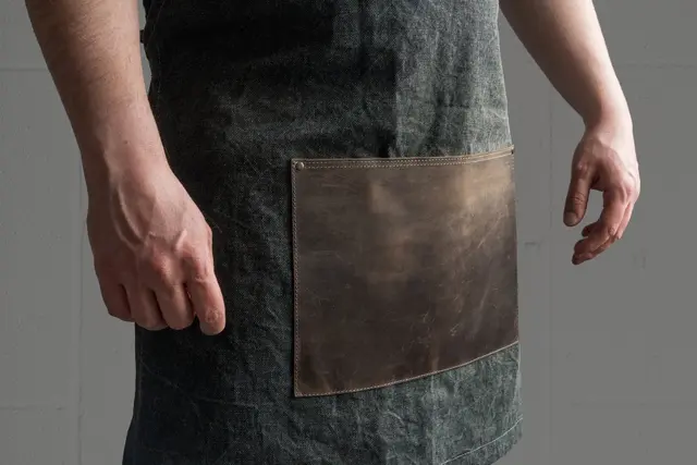 Forkle i brunt lerret Med detaljer i lær. Beavercraft 
