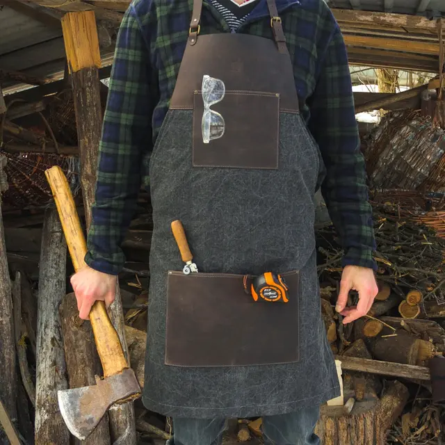 Forkle i brunt lerret Med detaljer i lær. Beavercraft 