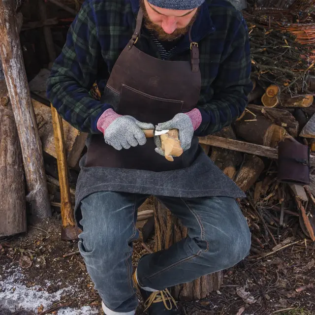 Forkle i brunt lerret Med detaljer i lær. Beavercraft 
