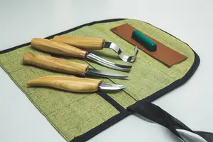 Spikkesett S43 til skje og kar. Venstre 4 kniver og slipeutstyr. Beavercraft