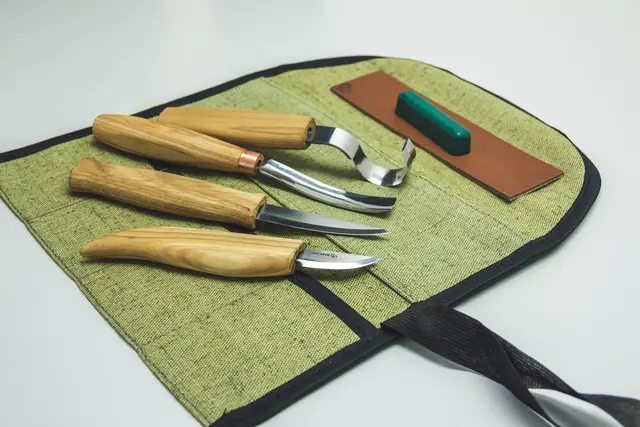 Spikkesett S43 til skje og kar. Venstre 4 kniver og slipeutstyr. Beavercraft 