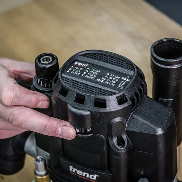 Trend T8EK Håndoverfres med Heis 2200W med 12 og 8mm. Spennhylse 