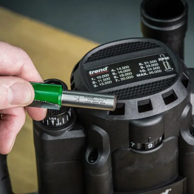 Trend T8EK Håndoverfres med Heis 2200W med 12 og 8mm. Spennhylse 