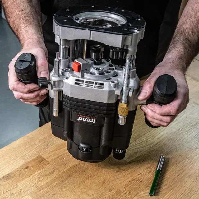 Trend T8EK Håndoverfres med Heis 2200W med 12 og 8mm. Spennhylse 
