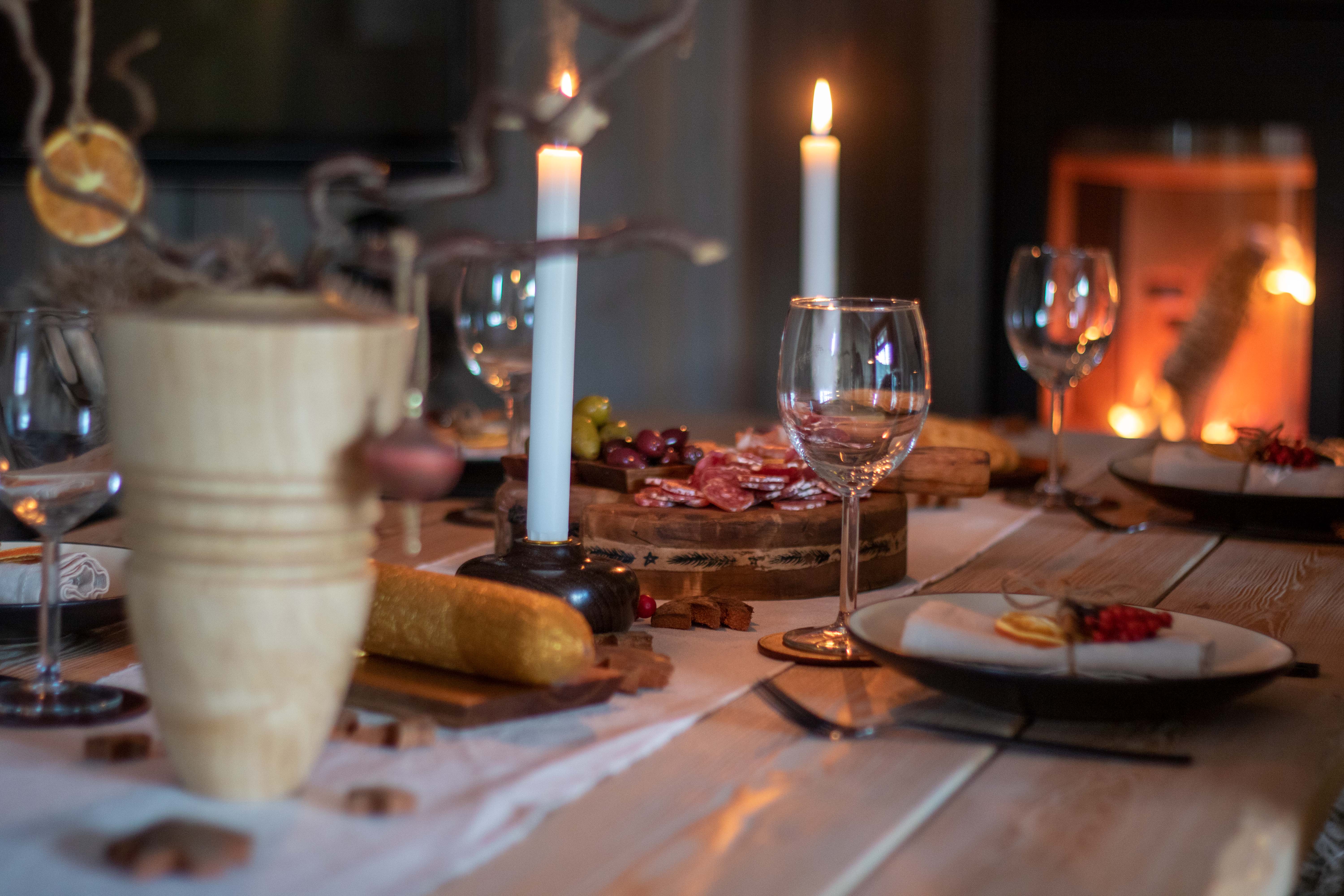 Serveringsfat på dekket bord